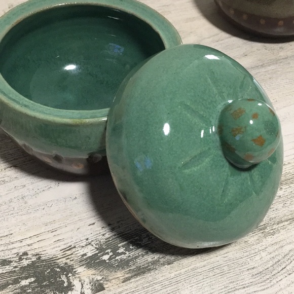 Set of two teal/brown handcrafted signed pottery bowl with lid & pitcher - Picture 2 of 9